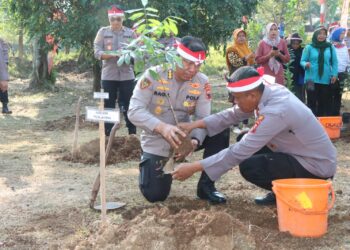 Tanam Ribuan Pohon, Polda Jateng Gelar Bakti Sosial Penghijauan Di Lokasi Penyangga Air Kota Semarang