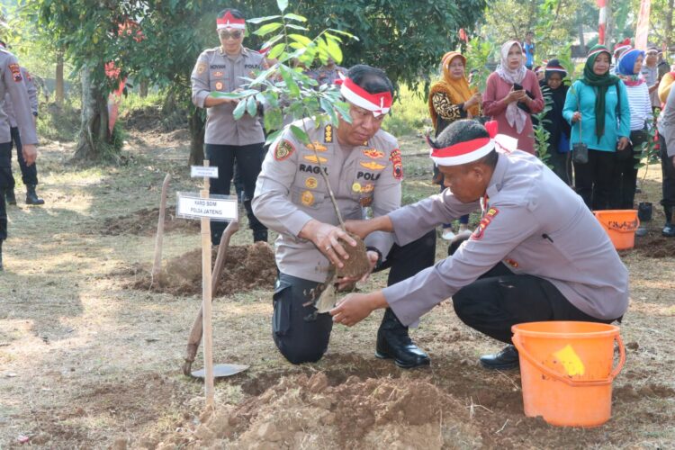 Tanam Ribuan Pohon, Polda Jateng Gelar Bakti Sosial Penghijauan Di Lokasi Penyangga Air Kota Semarang