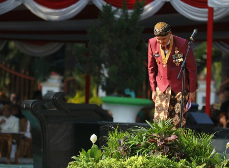 Ganjar Bungkukkan Badan Ucapkan Terima Kasih pada Masyarakat Jawa Tengah