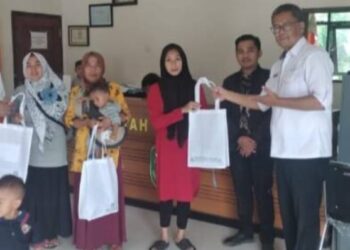 Sari Ater Subang Serahkan Bantuan Makanan Dan Nutrisi Untuk Balita Stunting Di Desa Cibeusi