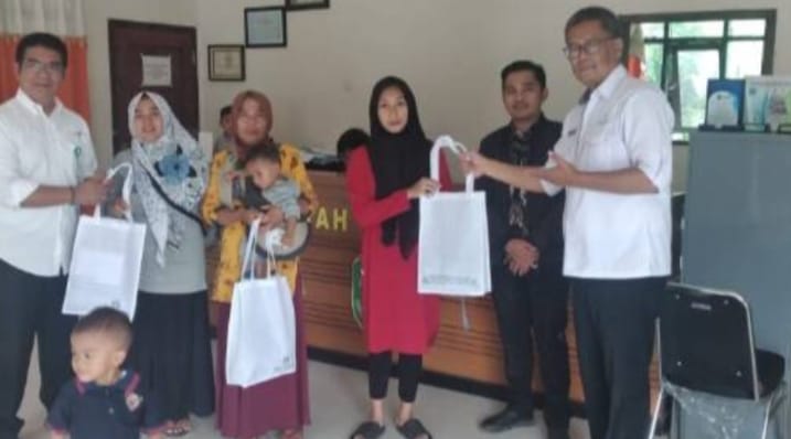 Sari Ater Subang Serahkan Bantuan Makanan Dan Nutrisi Untuk Balita Stunting Di Desa Cibeusi