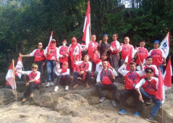 Peringati HUT RI Ke 78, DPW dan DPC MOI Se-Banten Kibarkan Bendera di Baduy