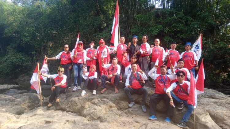 Peringati HUT RI Ke 78, DPW dan DPC MOI Se-Banten Kibarkan Bendera di Baduy