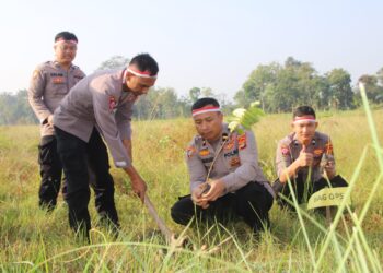 Kapolda Jateng Tanam Ribuan Pohon Di Kawasan Penyangga Air Gunungpati Semarang