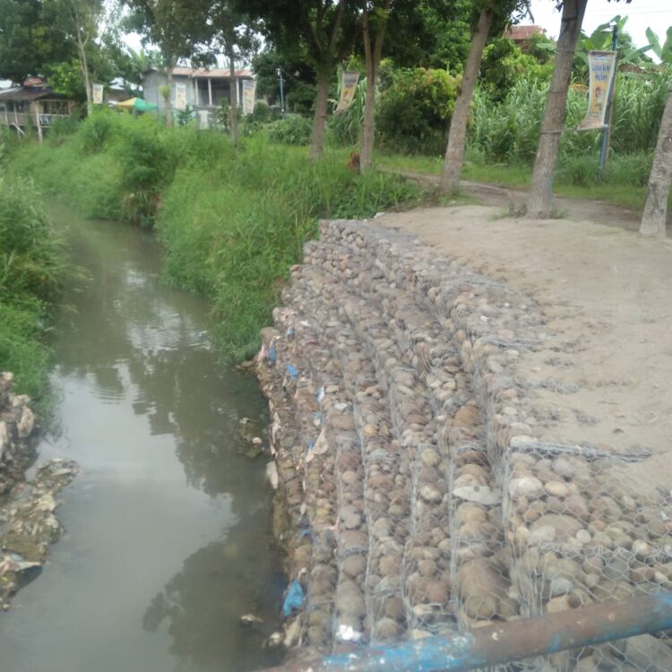 Ngeri! Pekerjaan Proyek Di Desa Sena Dinilai Seperti Kisah Bandung Bondowoso, Warga Meminta DPRD Provinsi Turun Kelokasi