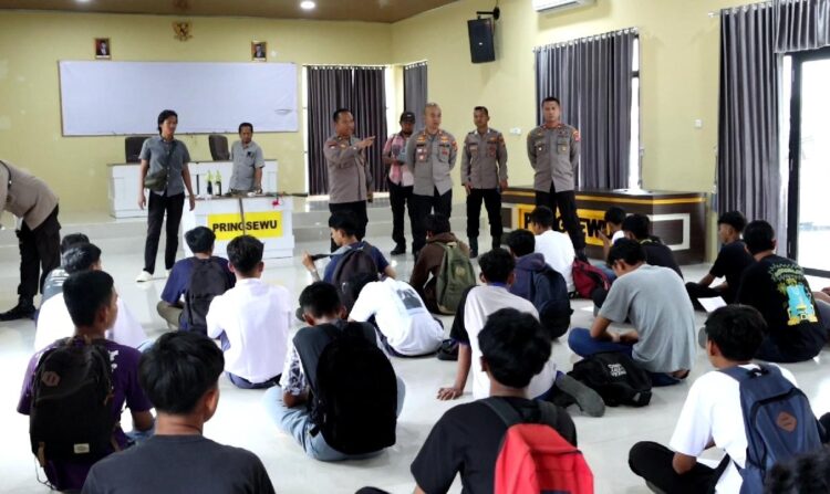 Bupati Tanggamus Menghadiri Sosialisasi Sekaligus Me-launching Anjungan Dukcapil Mandiri (ADM)