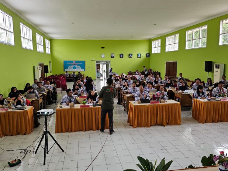 Tingkatkan Kompetensi: Anggota PGRI Banyumas Ikuti Pelatihan Editor Buku dan Digital Academy Training