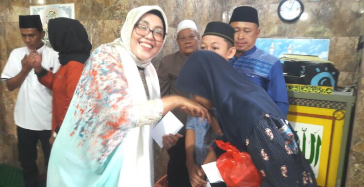 Bacaleg DPRD Kota Tangsel Yanti Fitry, A.M.d dari Partai GERINDA Hadir di Momen Santunan Yatim dan Kaum Dhuafa di Serua Indah Ciputat
