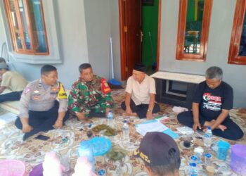 Guna Menjaga Sinergitas, Bhabinkamtibmas dan Babinsa Desa Ciasem Laksanakan Sambang Desa