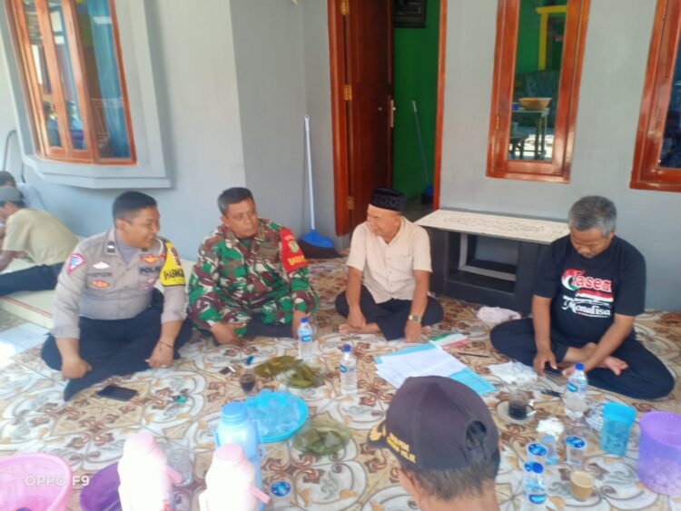 Guna Menjaga Sinergitas, Bhabinkamtibmas dan Babinsa Desa Ciasem Laksanakan Sambang Desa