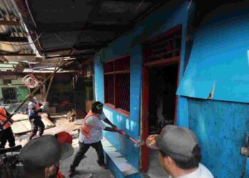 Puluhan Bangunan di Lahan Milik PT. KAI di Kawasan Royal Penjaringan di Tertibkan