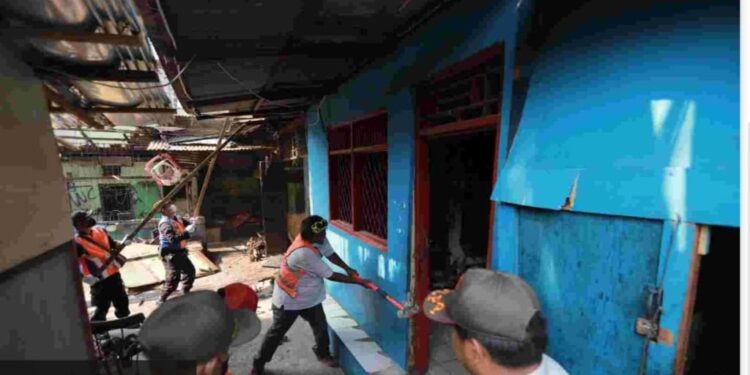 Puluhan Bangunan di Lahan Milik PT. KAI di Kawasan Royal Penjaringan di Tertibkan