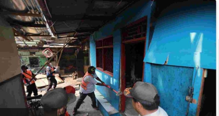 Puluhan Bangunan di Lahan Milik PT. KAI di Kawasan Royal Penjaringan di Tertibkan