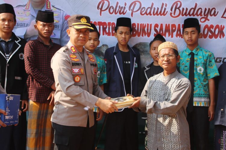 Bhabinkamtibmas Polri Beserta Babinsa TNI AD Monitoring Penyaluran Bantuan Pangan Kepada Masyarakat Desa Ciasem Hilir