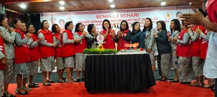Ketua TP PKK Taput Satika Simamora Hadiri HUT IBI Ke-72 Ikatan Bidan Indonesia Cabang Tapanuli Utara