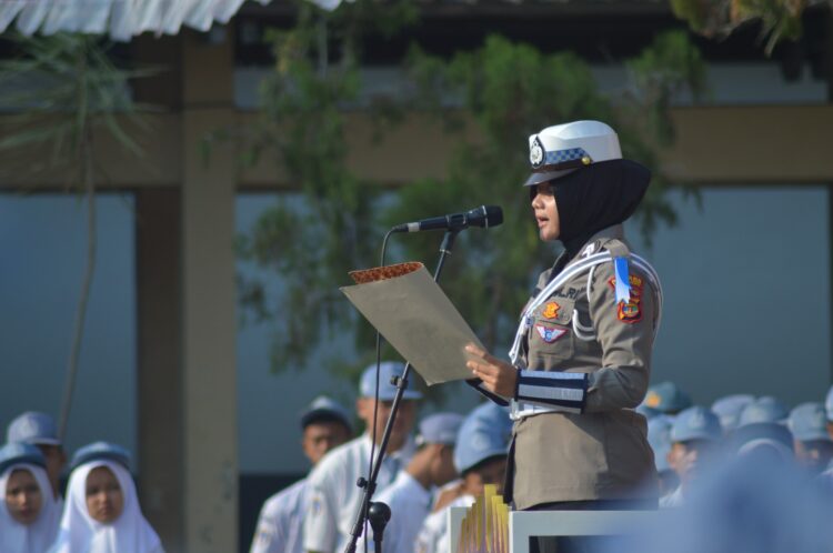 Hari Pertama Operasi Zebra, Polwan Polres Pringsewu Sosialisasikan Tertib Berlalu Lintas ke Pelajar