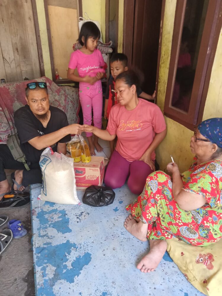 Warga Desa Cipelang Terbakar Api Dirumahnya, Pihak Desa Cipelang Beri Bantuan