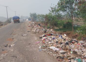 Tumpukan Sampah di Jalan Raya Wilayah Rajeg Kabupaten Tangerang Timbulkan Bau, Warga Protes