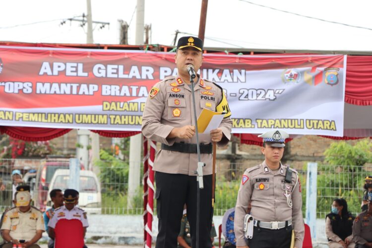 Polres Taput Laksanakan Apel Gelar Pasukan ” Operasi Mantap Brata Toba 2023 – 2024″ Bertempat di Terminal Madya Tarutung.