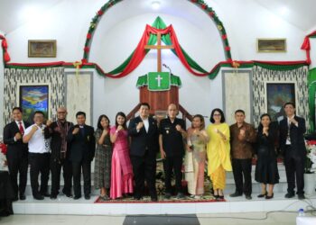 Penutupan Pesparawi, Bupati Bersama Wabub Serahkan Piala Bergilir Kepada Gereja HKBP Pangururan Kota Sebagai Juara Umum