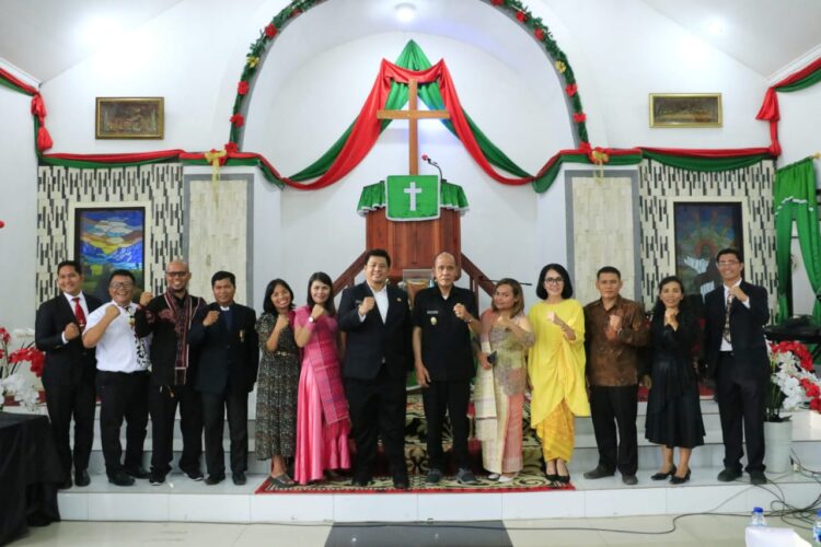 Penutupan Pesparawi, Bupati Bersama Wabub Serahkan Piala Bergilir Kepada Gereja HKBP Pangururan Kota Sebagai Juara Umum