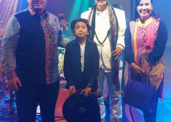 Didampingi Bupati Samosir, Nantika Sihombing Pelestari Tenun Ulos Asal Samosir Terima Award