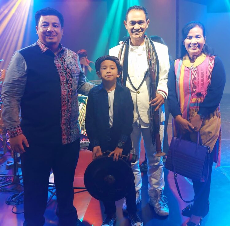 Didampingi Bupati Samosir, Nantika Sihombing Pelestari Tenun Ulos Asal Samosir Terima Award