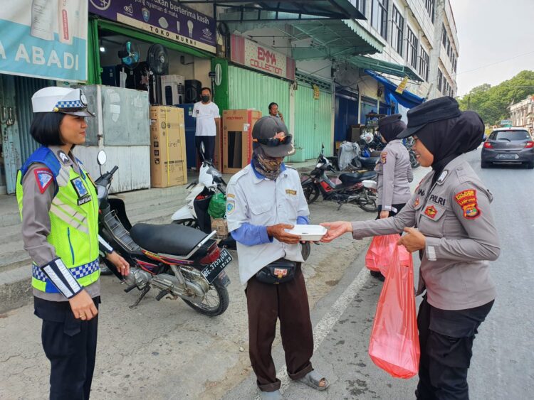 PJ Hanung Salurkan Bantuan Pangan Cadangan Beras Pemerintah