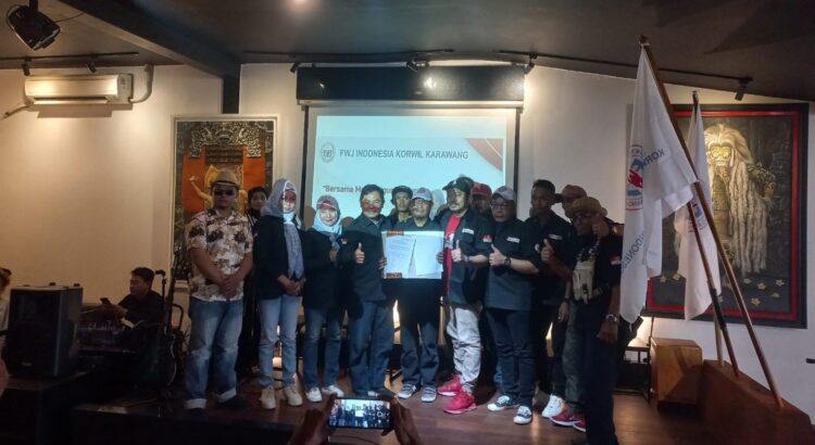 Plt Ketua FWJ Indonesia Provinsi Jabar Serahkan SK Resmi Korwil Karawang Periode 2023 – 2026