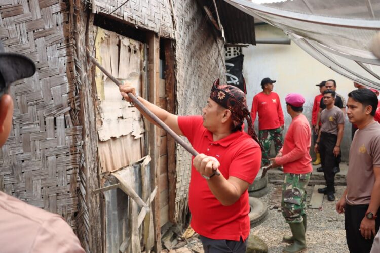 Polres Solok Bedah Rumah Ibu Nurelis Lakukan Peletakan Batu Pertama, Melalui Program UPZ dan BAZNAS Kabupaten
