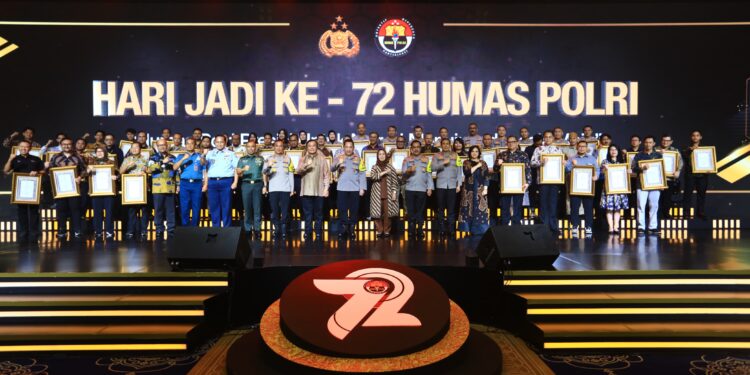 Dua Hadiah Untuk Divisi Humas Polri Dari Kapolri
