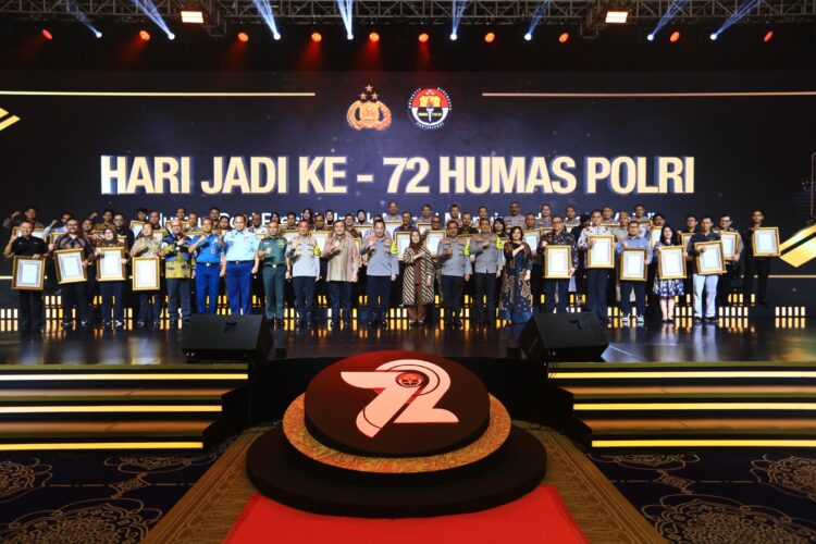 Dua Hadiah Untuk Divisi Humas Polri Dari Kapolri