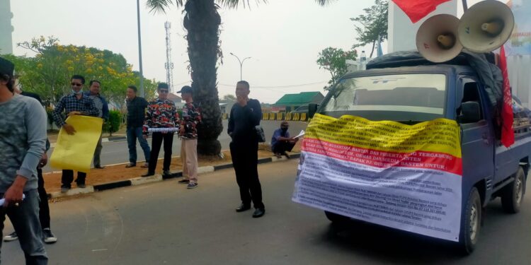 Pemprov Banten Diduga Lalai dan Tidak Tegas Dalam Mengawasi Program Pembangunan, Koalisi LSM Dan Media Cetak & Online Lakukan Aksi Unjuk Rasa