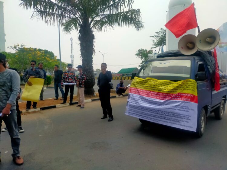 Pemprov Banten Diduga Lalai dan Tidak Tegas Dalam Mengawasi Program Pembangunan, Koalisi LSM Dan Media Cetak & Online Lakukan Aksi Unjuk Rasa