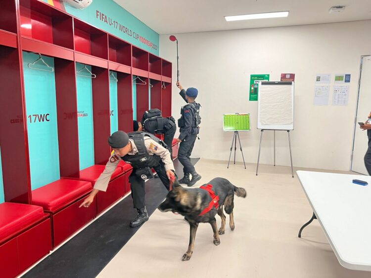 Antisipasi Ancaman Bahan Peledak, Tim Satwa dan Satuan Gegana Sterilisasi Stadion Manahan