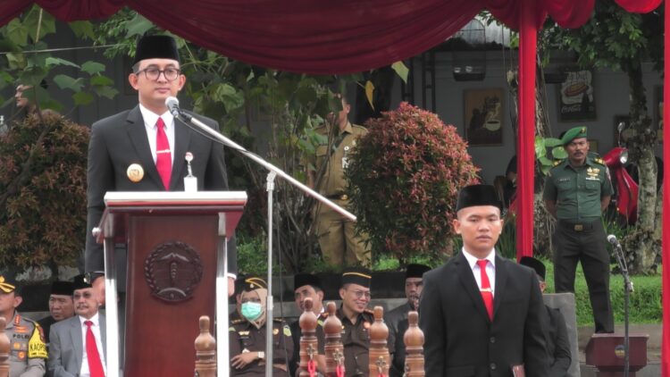 Pj Bupati Banyumas Pimpin Upacara Hari Kesehatan Nasional ke-59