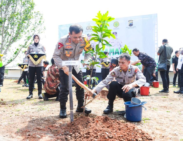Polda Jateng Tanam Puluhan Ribu Pohon Serentak Mendukung Program Ekonomi Hijau