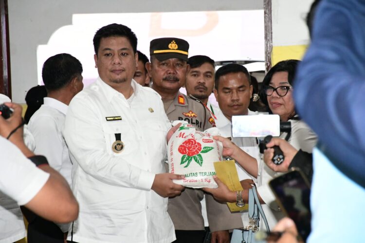 Bantuan Untuk Pengungsi Banjir Bandang Berdatangan, Bupati Samosir Pastikan Pasokan Makanan Untuk Pengungsi Aman