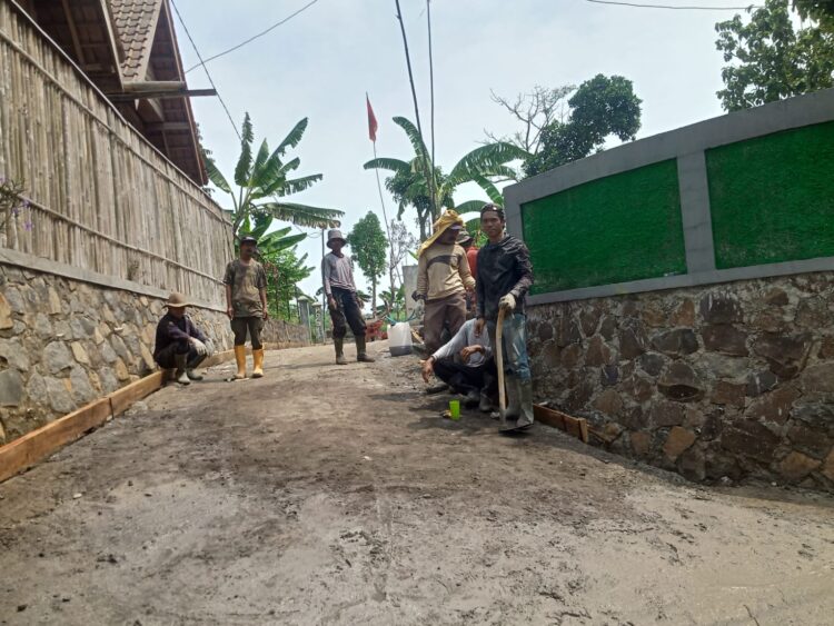Betonisasi Kp Maseng Desa Warungmenteng Dongkrak Perekonomian Warga
