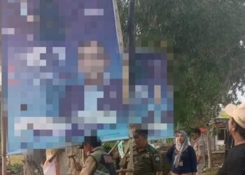 Satpol PP dan Damkar Indramayu Tertibkan Baliho Caleg Yang Langgar Aturan