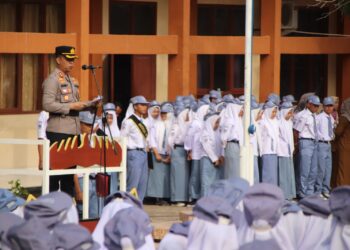 Upacara di SMKN 1 Gadingrejo: Kapolres Pringsewu Tekankan Pentingnya Generasi Muda Menjadi Agen Perubahan Positif