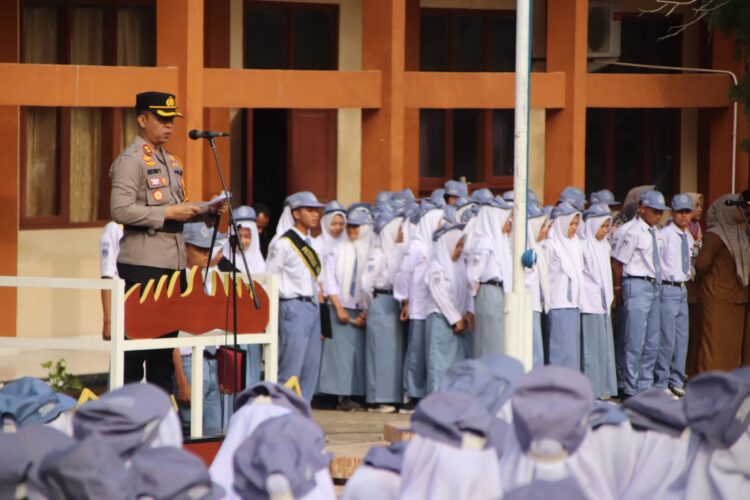 Upacara di SMKN 1 Gadingrejo: Kapolres Pringsewu Tekankan Pentingnya Generasi Muda Menjadi Agen Perubahan Positif