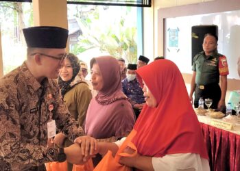 PGRI Cabang Ajibarang Bagikan Ratusan Sembako