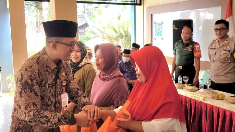 PGRI Cabang Ajibarang Bagikan Ratusan Sembako