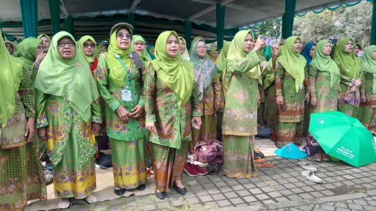 Ribuan Muslimat NU Banyumas, Gelar Doa Pemilu Damai dan Palestina Merdeka