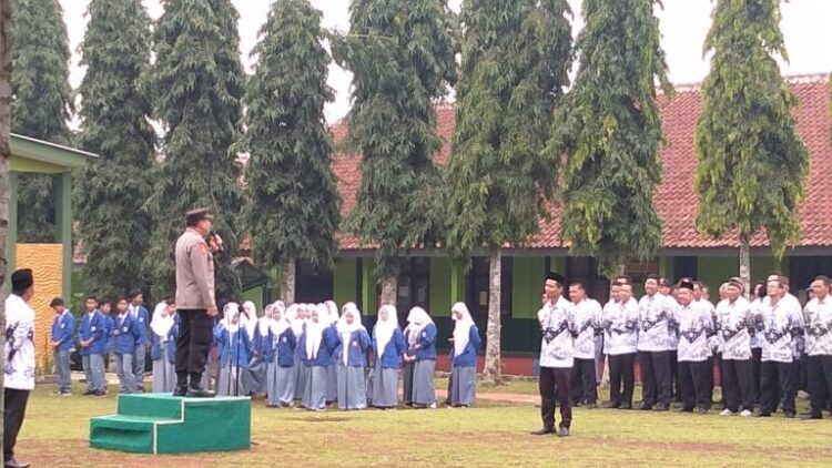 Stop Bullying! Menjadi Pesan Penting Kapolsek Jasinga di Acara HGN dan HUT PGRI Ke-78 di SMAN 1 Jasinga