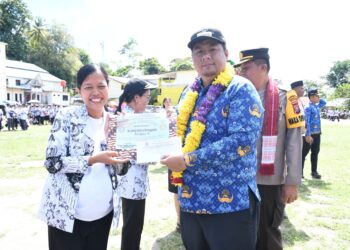 Bupati Samosir Pimpin Upacara Peringatan Hari Guru Nasional yang dirangkai dengan HUT PGRI ke-78