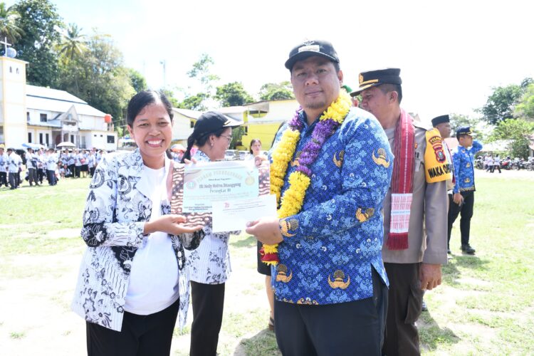 Bupati Samosir Pimpin Upacara Peringatan Hari Guru Nasional yang dirangkai dengan HUT PGRI ke-78