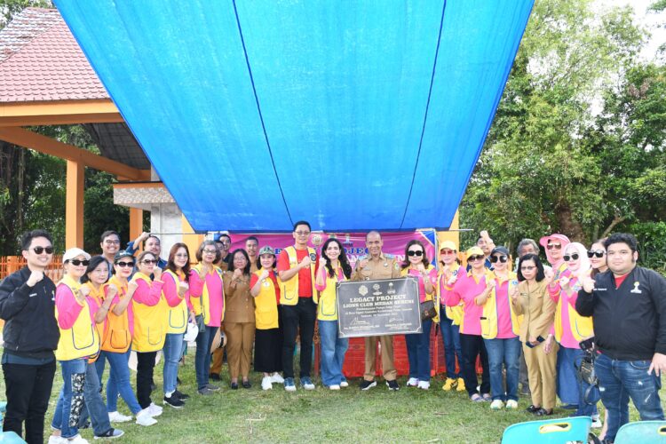 Wakil Bupati Samosir Bersama Presiden Lions Club Medan Seruni District 307 A2 Resmikan Pompa Air Solar Panel