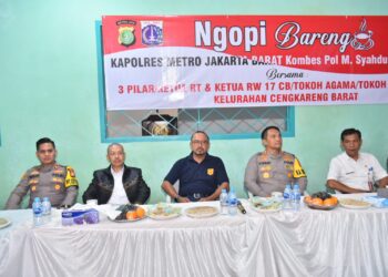 Kapolres Metro Jakbar Gelar Ngopi Bareng: Wadahi Aspirasi Masyarakat di RW 17 Cengkareng Menjelang Pemilu 2024